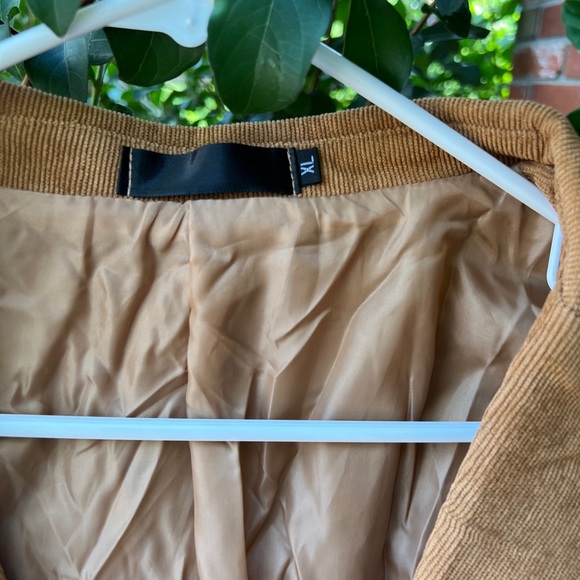 Men’s corduroy Blazer. Navy detail on the pockets. - Picture 2 of 3